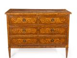 une vieille commode en bois avec des sculptures ornementales sur les tiroirs