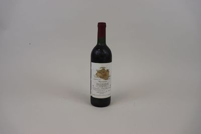 une bouteille de vin posée sur une table