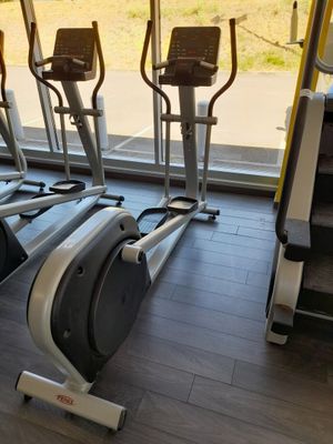 une rangée de vélos d'appartement dans une salle de sport
