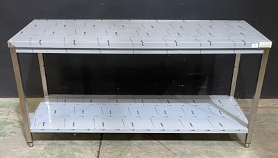 une table carrelée de blanc, surmontée de deux étagères