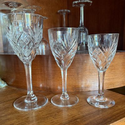 trois verres à vin posés sur un plan de travail en bois