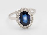 une bague en saphir et diamant