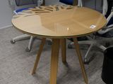 des tables et des chaises dans un bureau équipé d'une table à plateau en verre