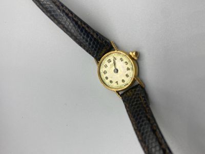 une photo d'une montre-bracelet avec un bracelet en cuir