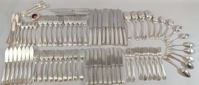 de nombreuses fourchettes et cuillères disposées sur la table