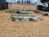 un tas de tuyaux métalliques au milieu d'un champ