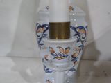 un petit vase avec une bougie à l'intérieur sur une table