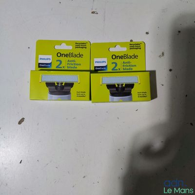 deux boîtes de rasoirs « OneBlade » posées sur une table