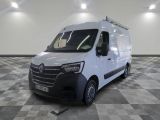 la photo d'une camionnette blanche sur un sol en damier