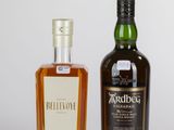 deux bouteilles de whisky posées l'une à côté de l'autre sur une table