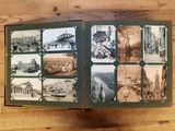 un livre avec plein d'images dessus, posé sur une table