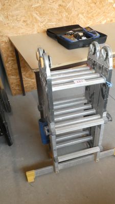 une photo d'une table sur laquelle sont posés tout un tas d'outils
