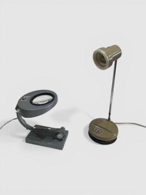 une lampe posée sur une table