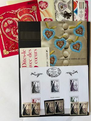 de nombreux types de timbres et de cartes postales disposés sur une table