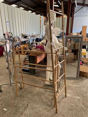 une image représentant une pièce avec une échelle et un miroir