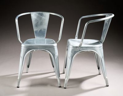 une paire de chaises en métal argenté sur fond gris