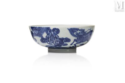 un bol bleu et blanc posé sur une table