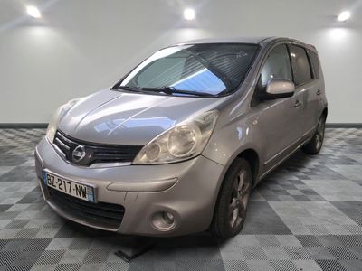 la photo d'une voiture argentée garée dans un garage