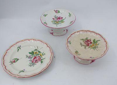 trois assiettes à motifs floraux posées sur une surface blanche
