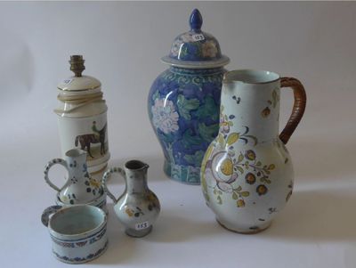de nombreux types de vases et de coupes sur la table