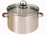 une casserole en acier inoxydable avec un couvercle, sur fond blanc