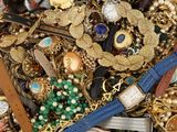 une énorme pile d'or, de bijoux et de montres
