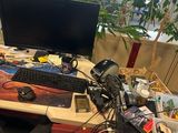 un bureau sur lequel se trouvent un ordinateur, un clavier et un casque