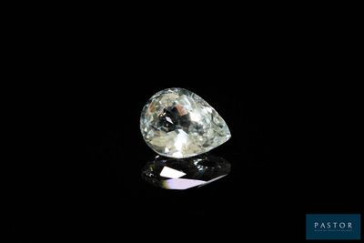 gros plan d'un diamant blanc sur une surface noire