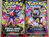 deux paquets de cartes à collectionner Pokémon posés sur une table