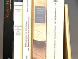 quelques livres qui prennent la poussière sur une étagère