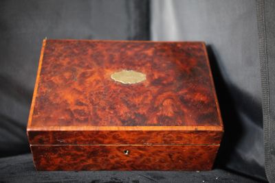 une vieille boîte en bois avec un bouton en métal sur le couvercle