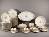 un ensemble d'assiettes, de tasses et de soucoupes posées sur une table