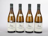 trois bouteilles de vin posées l'une à côté de l'autre sur une table