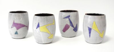 quatre vases ornés de motifs différents, posés sur un fond blanc