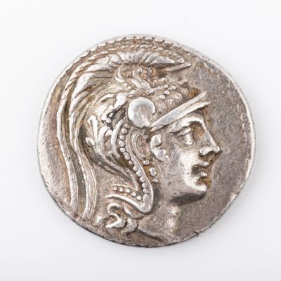Gros plan sur une pièce d'argent portant une tête de femme