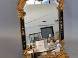 un miroir posé sur une table dans une pièce