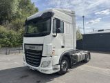 un camion blanc garé dans un parking