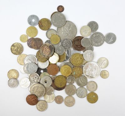 une pile de pièces de monnaie sur une surface blanche