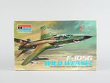 la boîte est ouverte pour montrer la maquette d'un avion de chasse