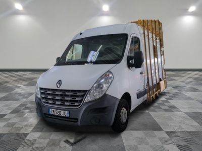 une camionnette blanche garée dans une pièce
