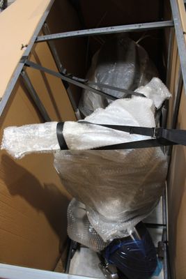 une boîte en carton remplie d'objets et emballée dans du plastique