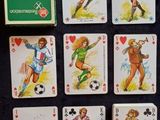 plusieurs cartes à jouer sur lesquelles figurent des images de personnes jouant au football et de matchs de football