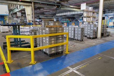 Lot comprenant environ 150 caisses 400 x 300 x ht 105 mm, en…
