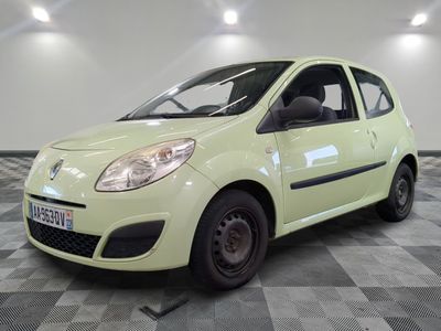 une photo d'une petite voiture jaune garée sur un sol à damier