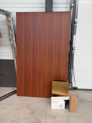 une porte en bois et une boîte en carton dans un garage