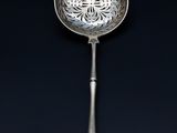 une cuillère ancienne en argent ornée d'un motif floral