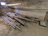 un tas de bois au milieu d'une pièce