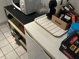 un micro-ondes et un four à micro-ondes dans une petite cuisine