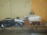 une table en bois sur laquelle sont posés plusieurs sacs