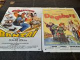 deux affiches de cinéma posées par terre l'une à côté de l'autre